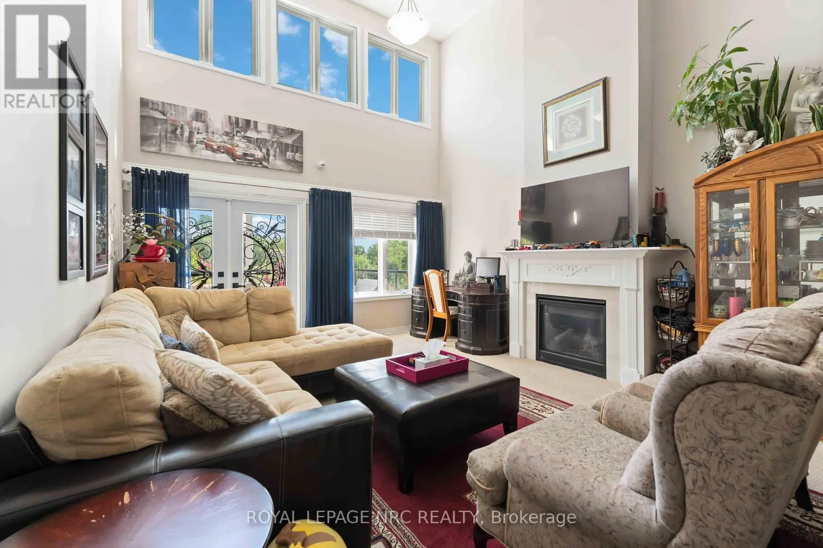10 - 77 AVERY CRESCENT, #10