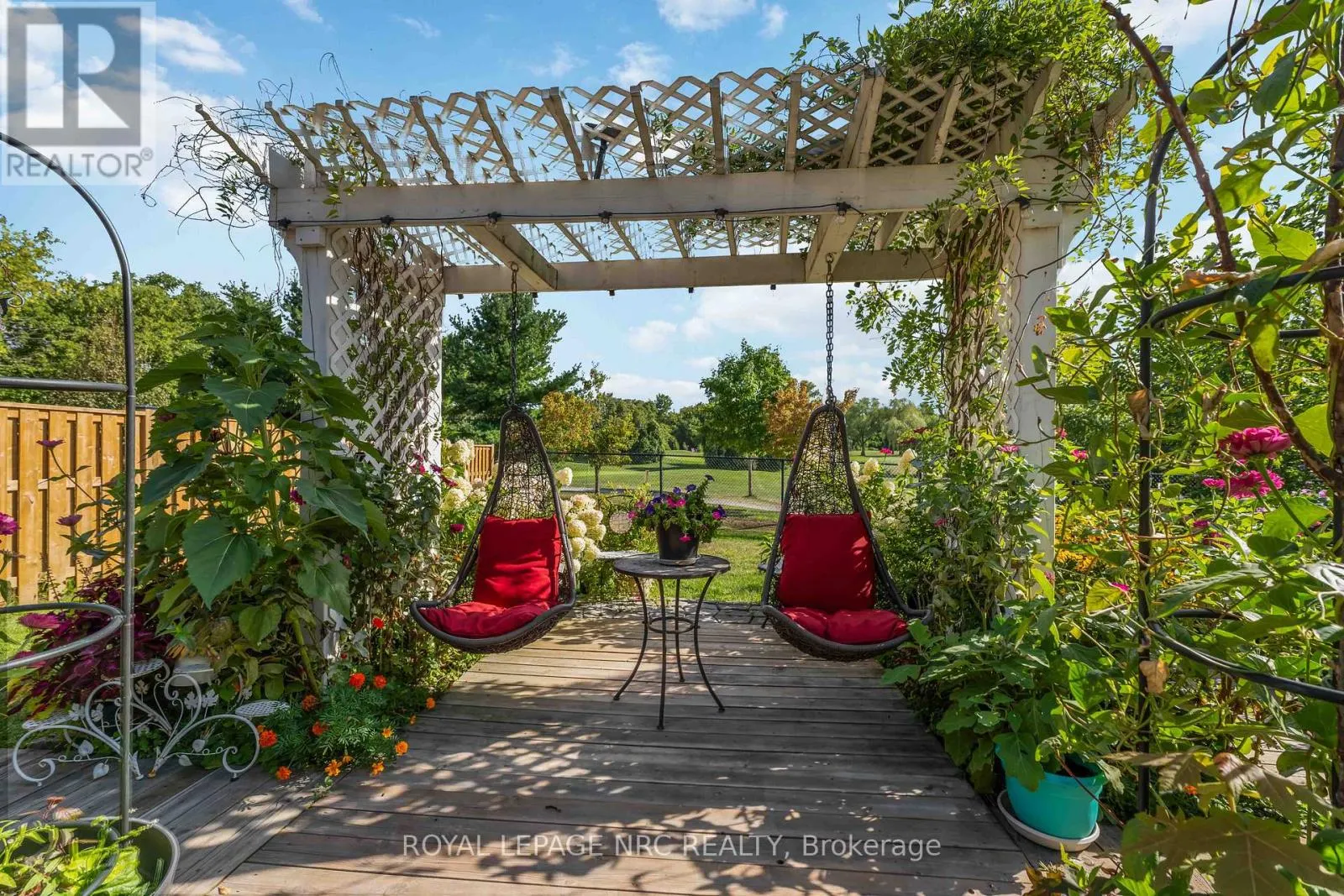 10 - 77 AVERY CRESCENT, #10