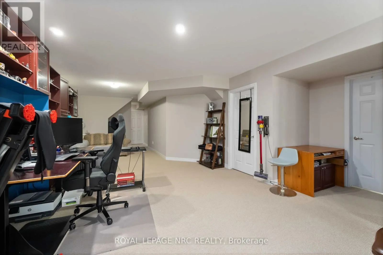 10 - 77 AVERY CRESCENT, #10