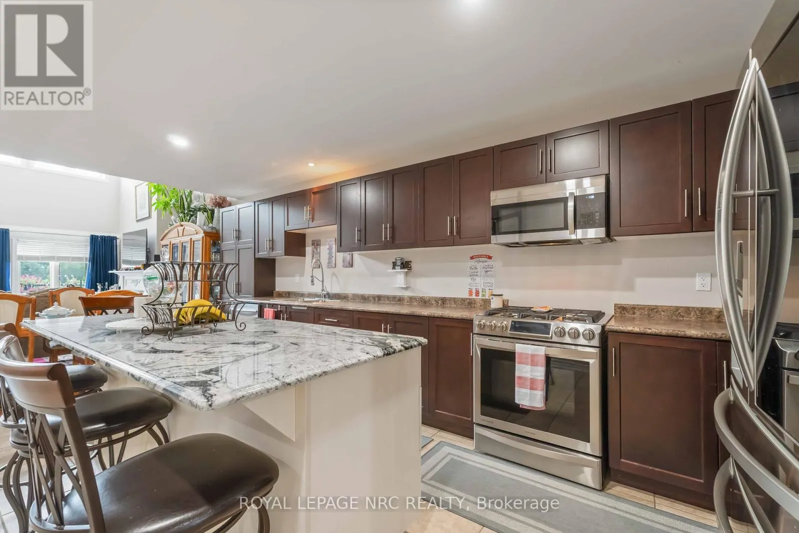 10 - 77 AVERY CRESCENT, #10