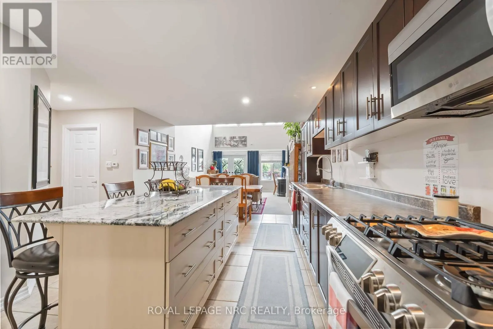 10 - 77 AVERY CRESCENT, #10