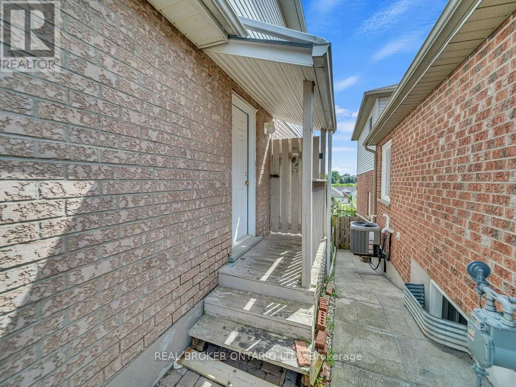 141 HOLLYRIDGE CRESCENT