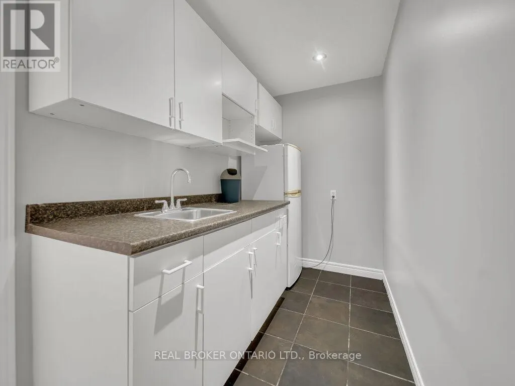 141 HOLLYRIDGE CRESCENT