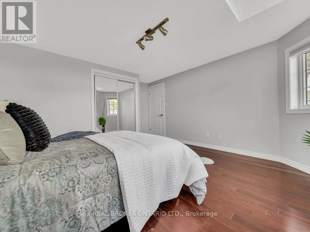 141 HOLLYRIDGE CRESCENT