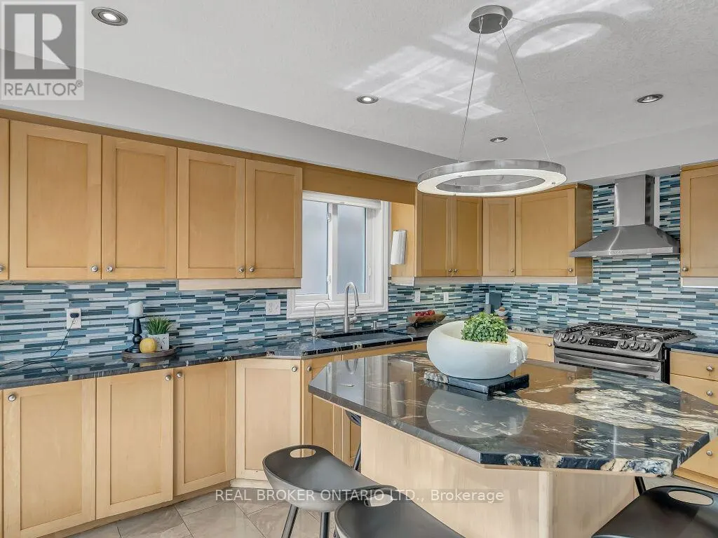 141 HOLLYRIDGE CRESCENT