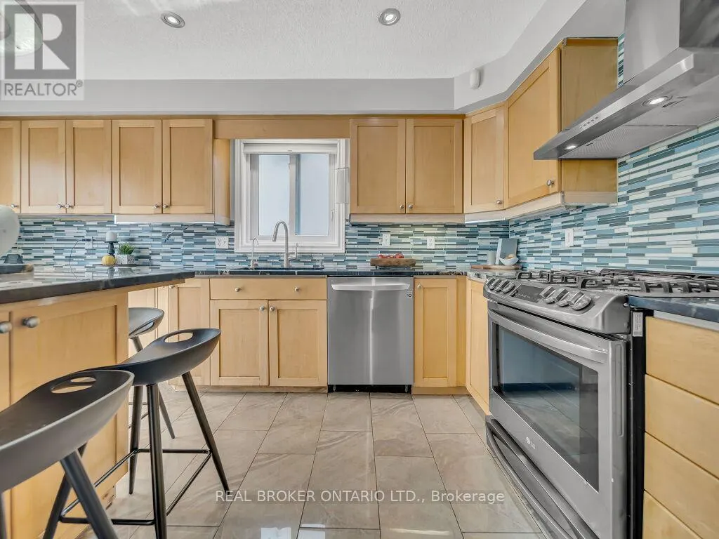 141 HOLLYRIDGE CRESCENT