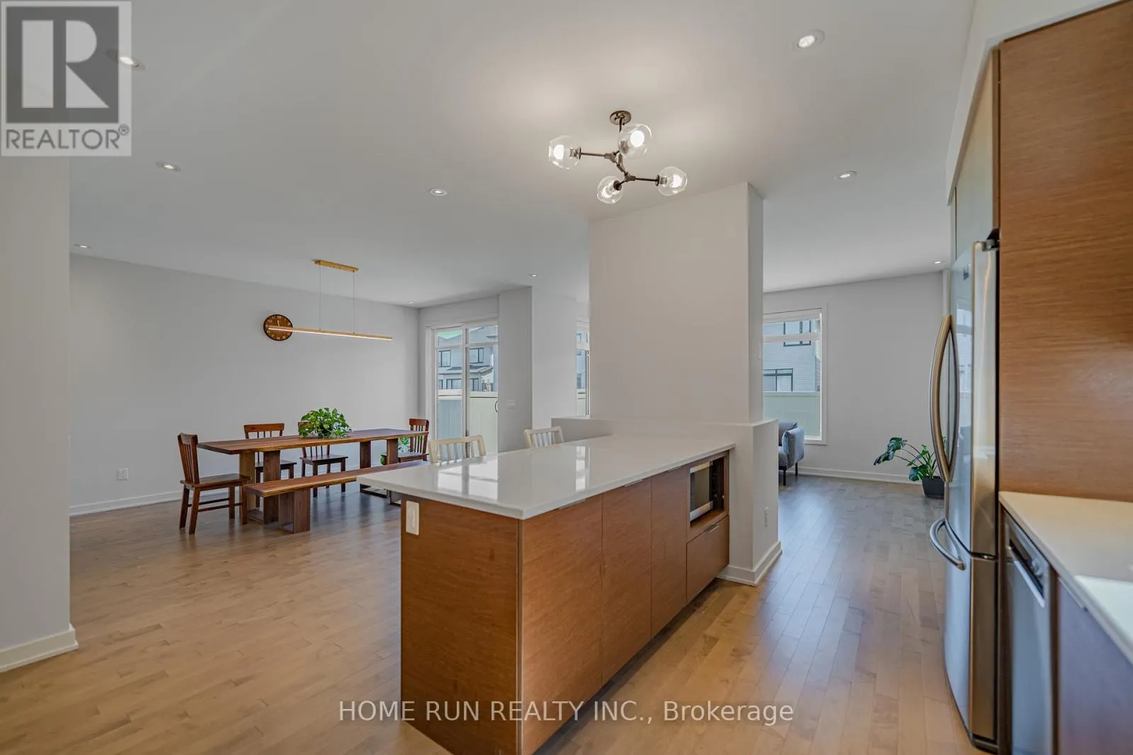 899 RALPH HENNESSY AVENUE