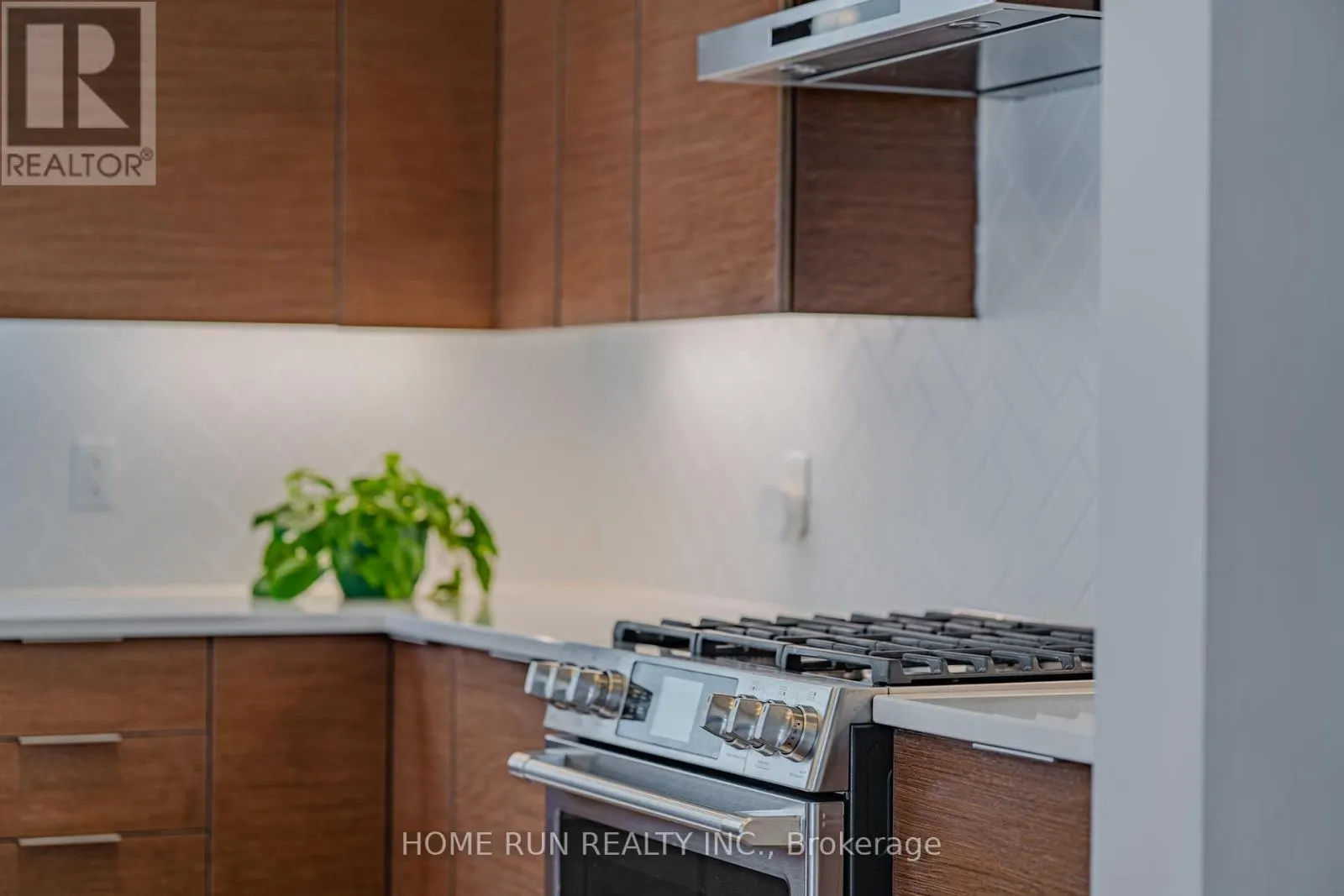 899 RALPH HENNESSY AVENUE