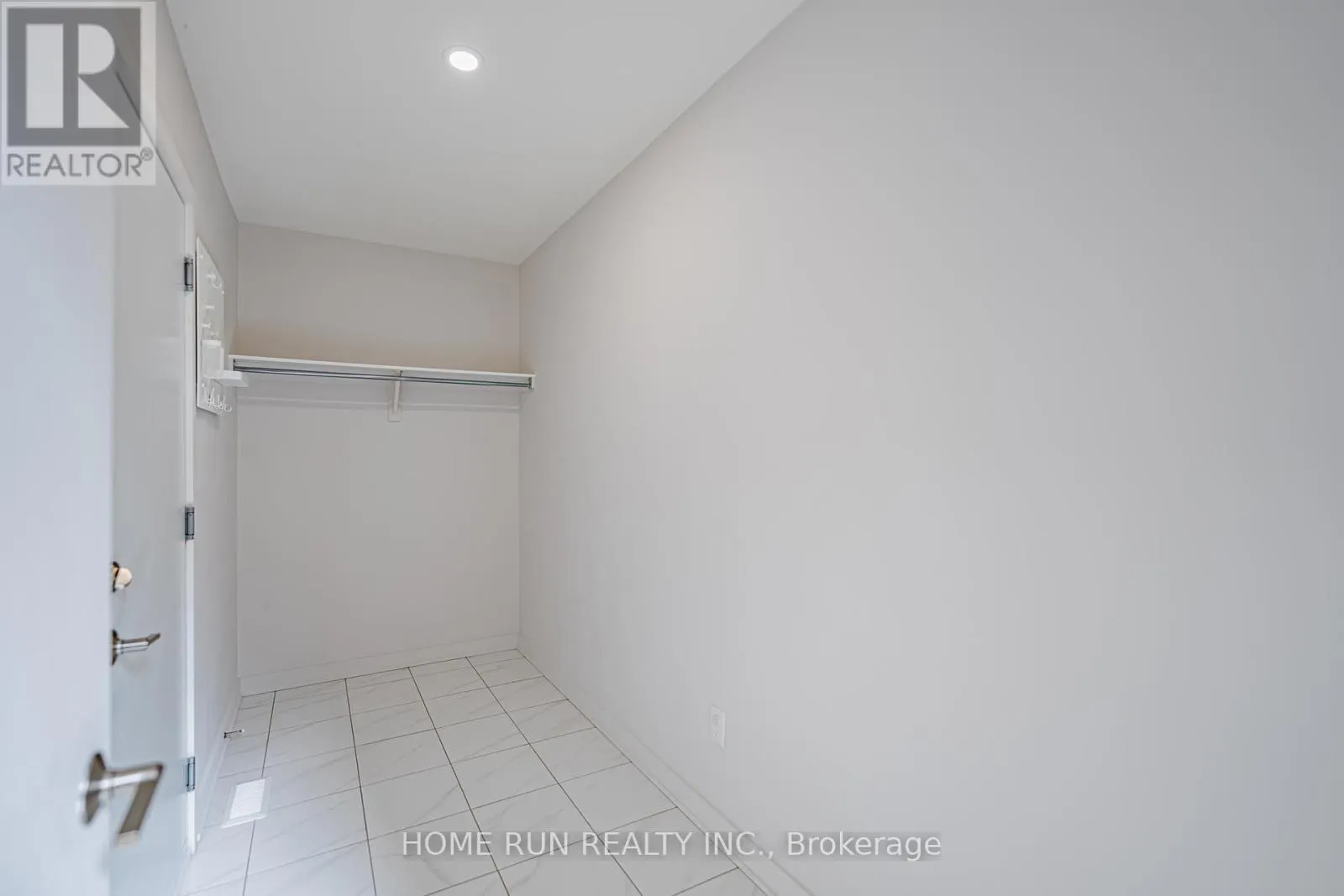 899 RALPH HENNESSY AVENUE