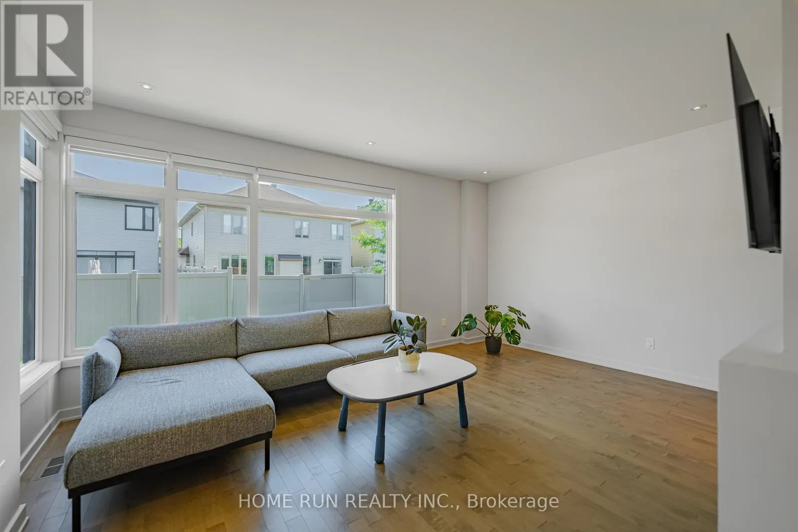 899 RALPH HENNESSY AVENUE