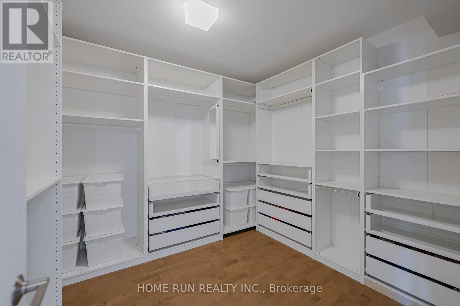 899 RALPH HENNESSY AVENUE