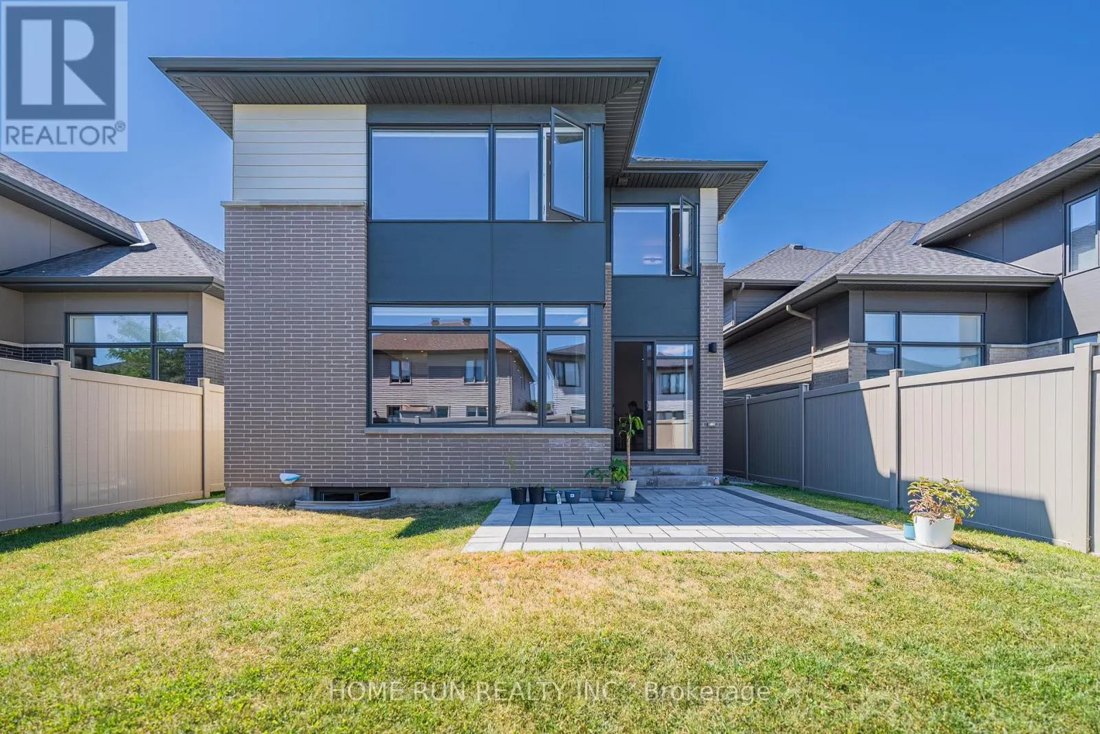 899 RALPH HENNESSY AVENUE