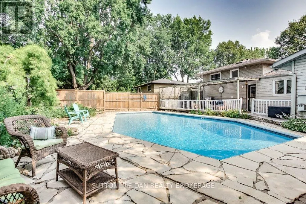 79 MENDIP CRESCENT
