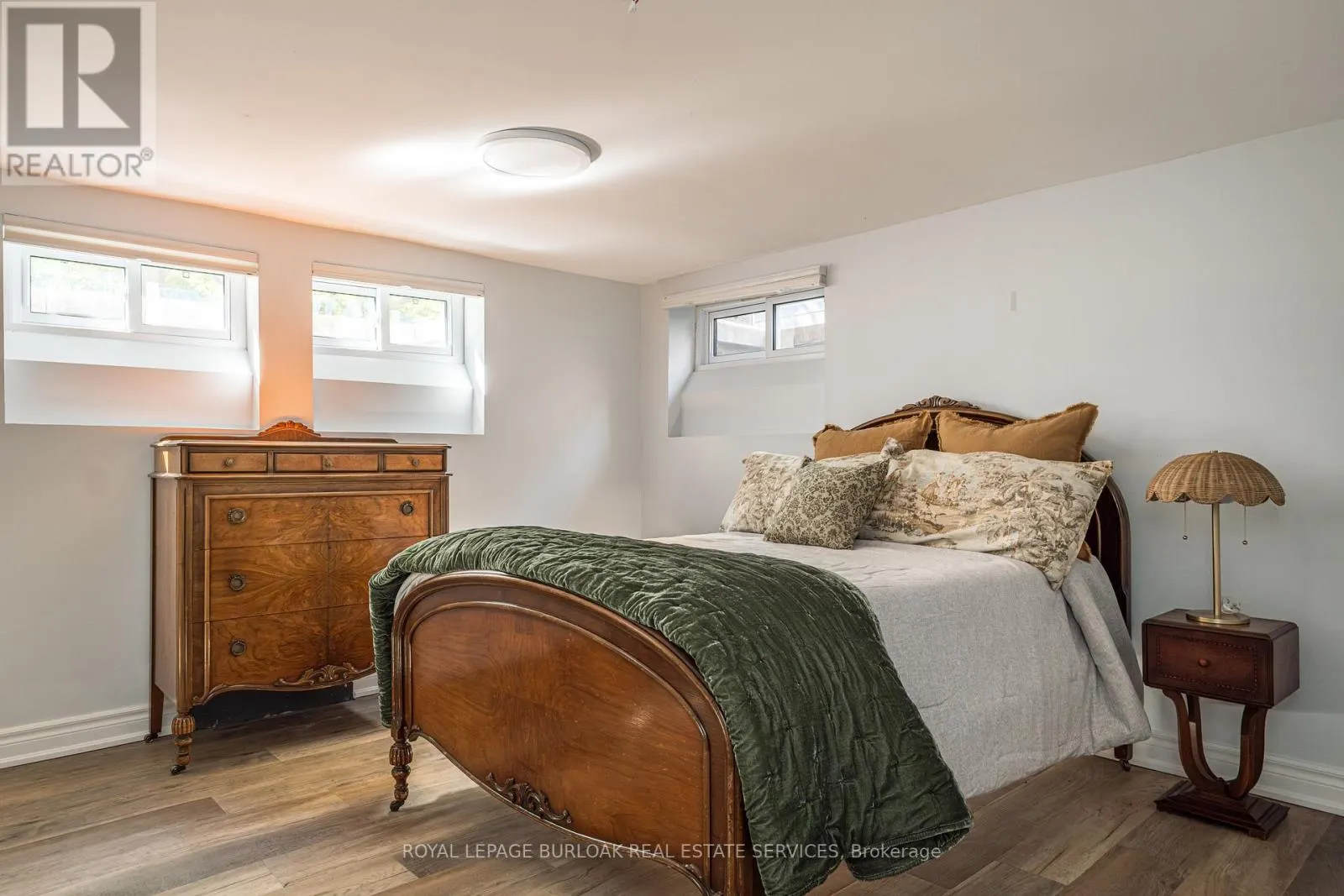 3 OAKWOOD PLACE