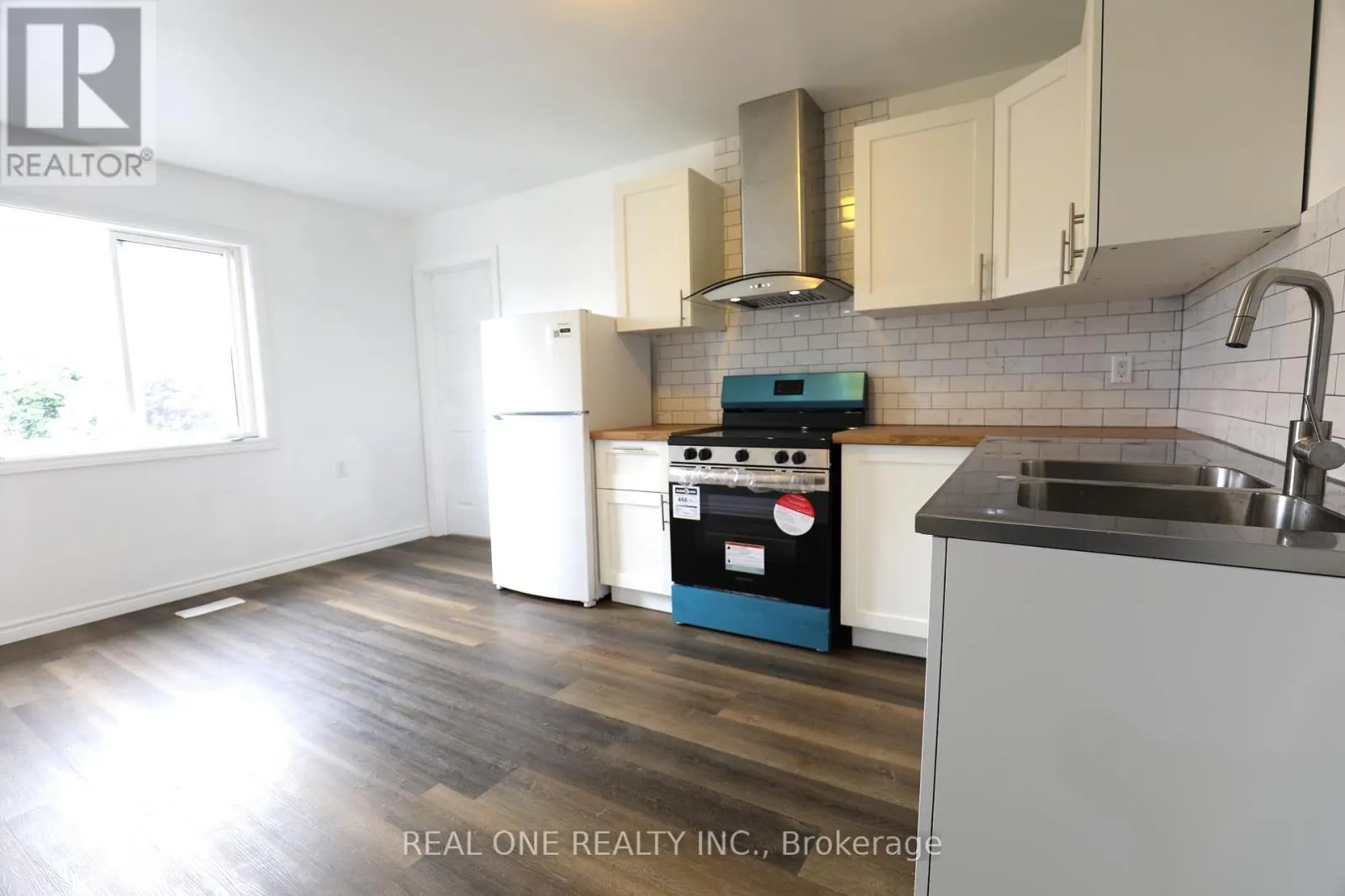 UPPER LEVEL UNIT 1 - 56 SKYLARK DRIVE
