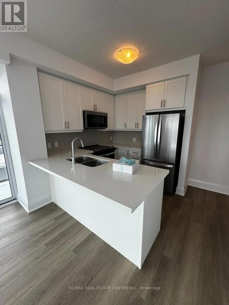 1005 - 470 DUNDAS STREET