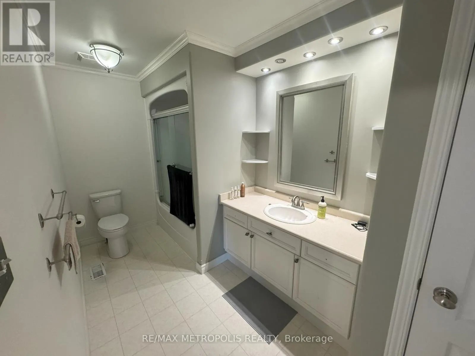 ROOM 3 - 770 BRANDENBURG BOULEVARD