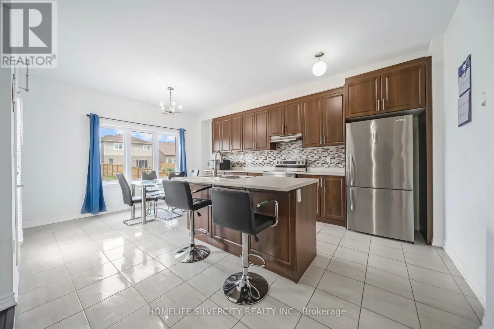 44 COTTONWOOD CRESCENT