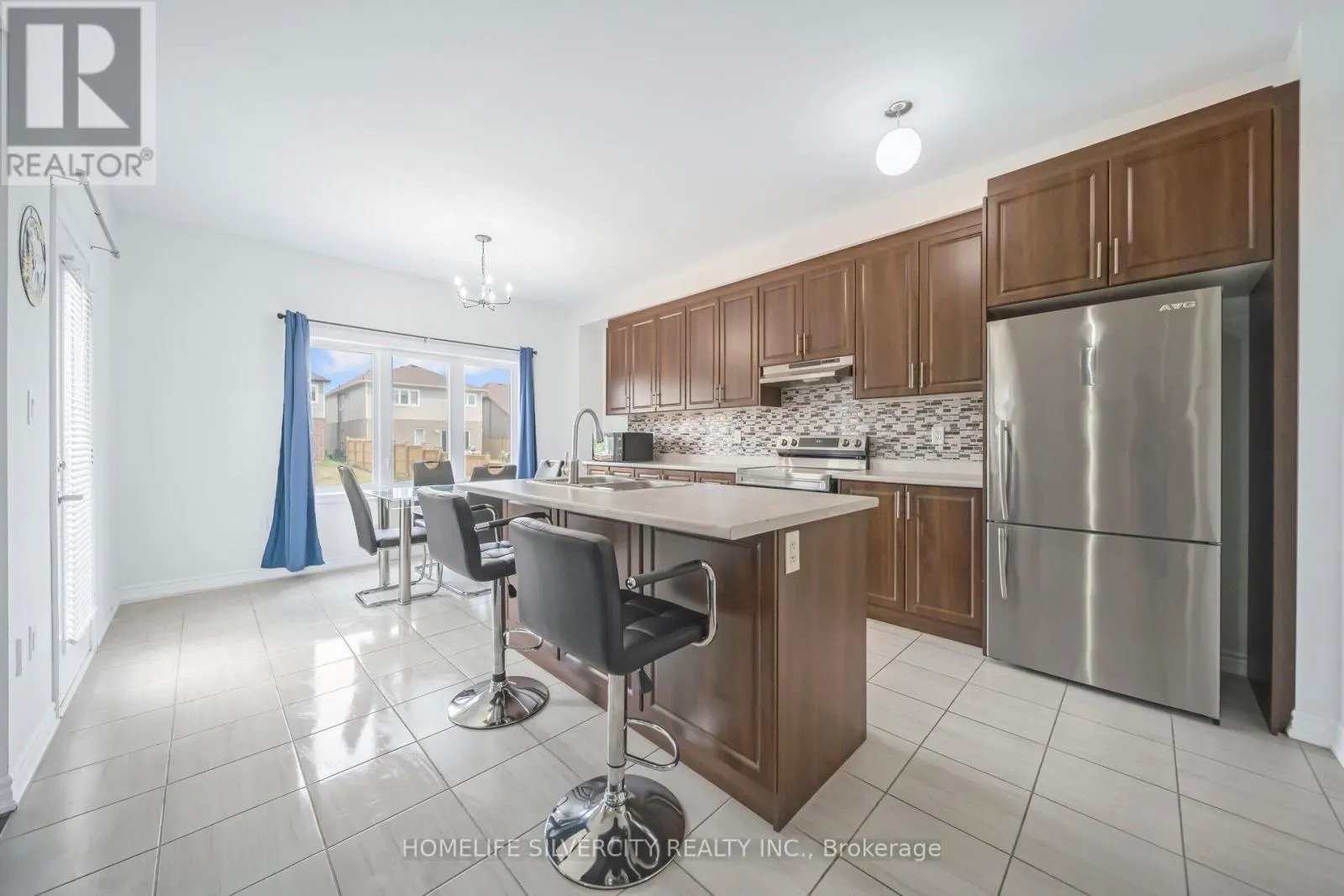 44 COTTONWOOD CRESCENT