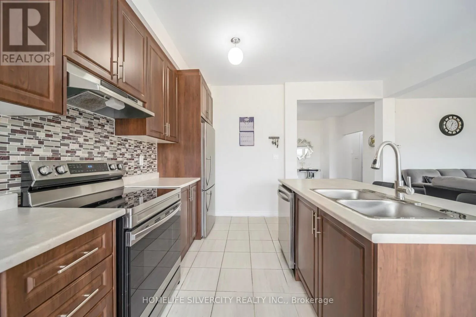 44 COTTONWOOD CRESCENT