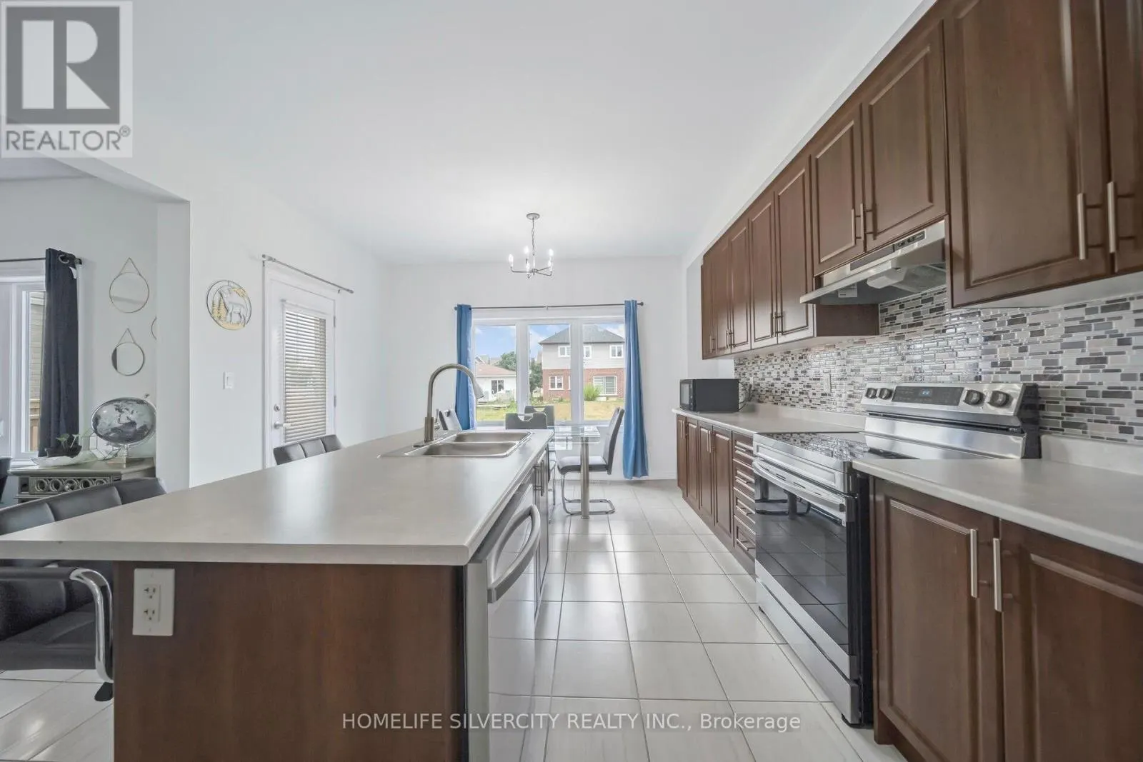 44 COTTONWOOD CRESCENT