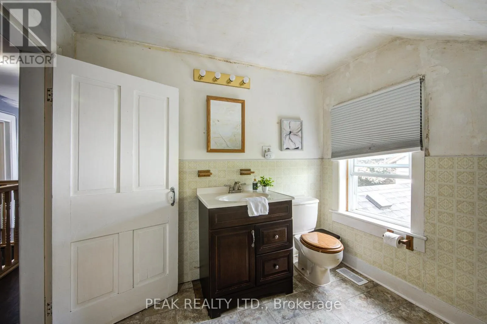37 DECEW STREET W