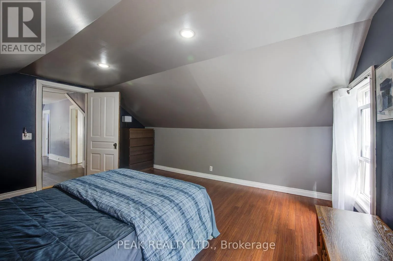 37 DECEW STREET W