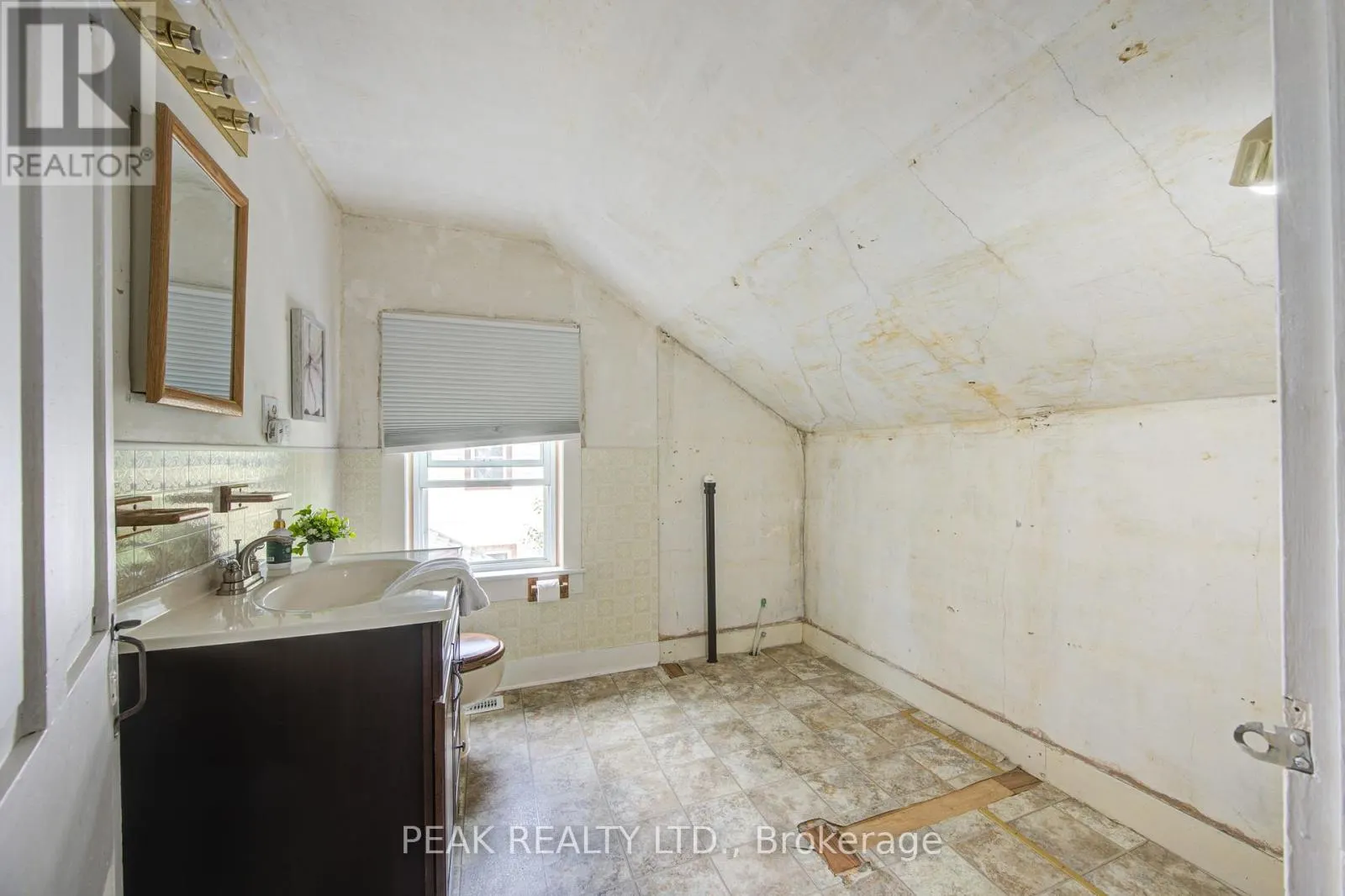 37 DECEW STREET W