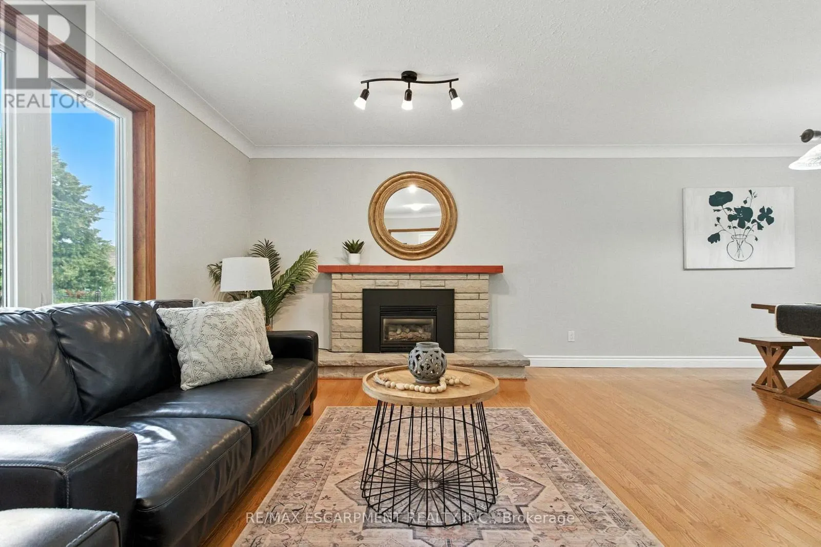 10 SHEFFIELD AVENUE