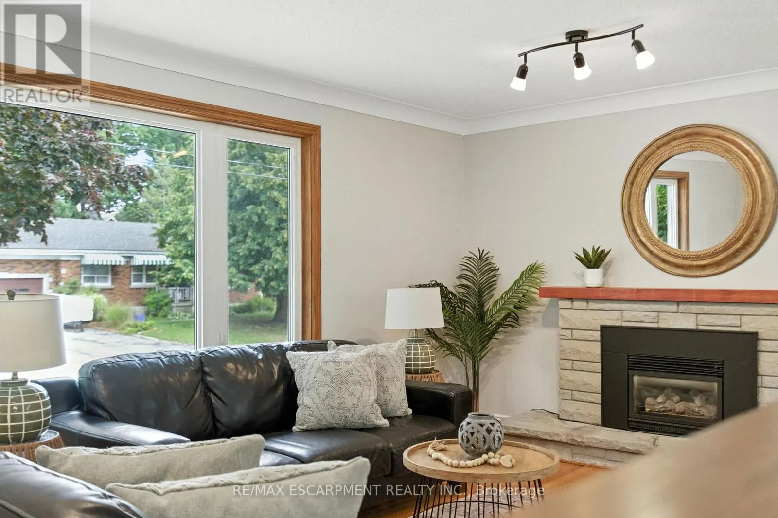10 SHEFFIELD AVENUE