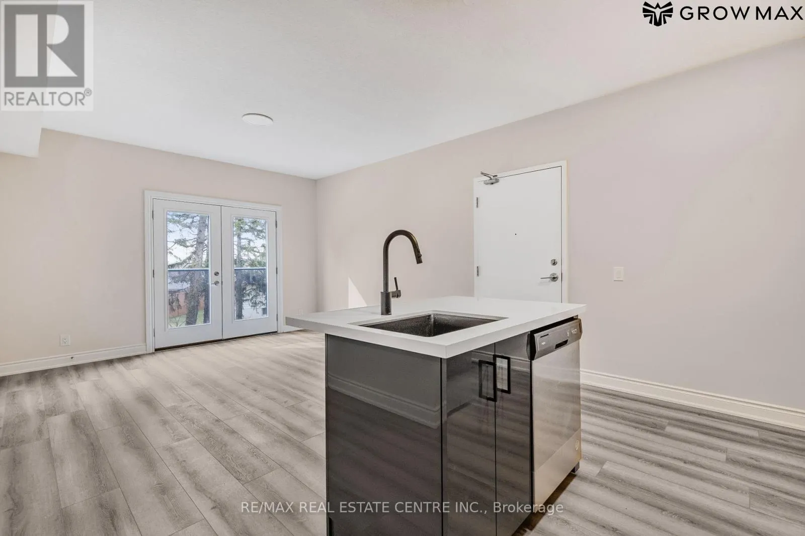 202-2B - 261 KING STREET E