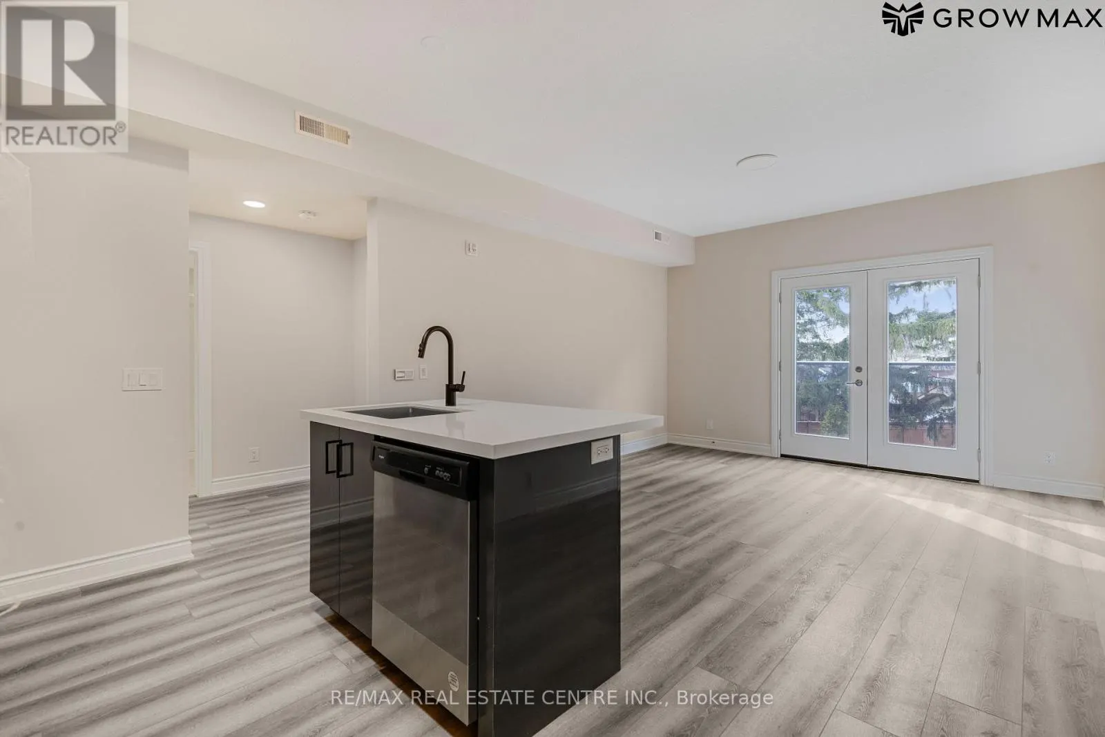 202-2B - 261 KING STREET E