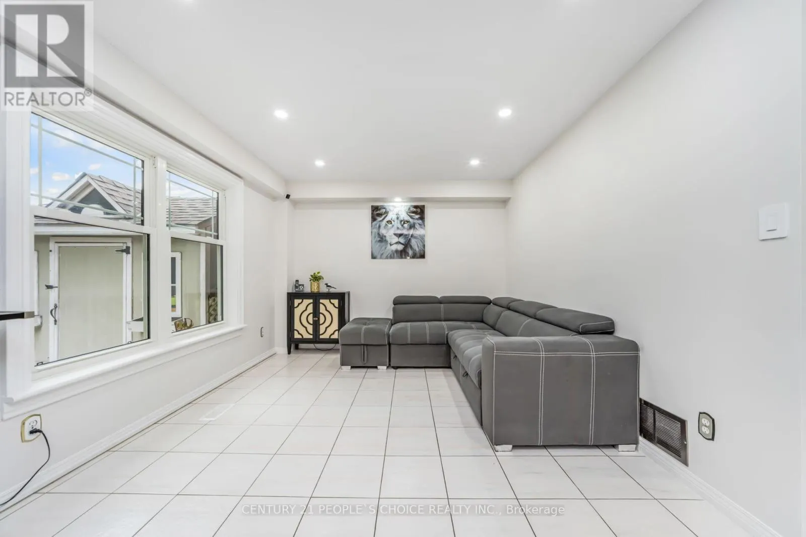 10 HILLGARDEN DRIVE