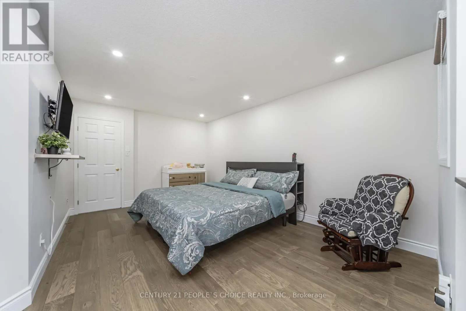 10 HILLGARDEN DRIVE