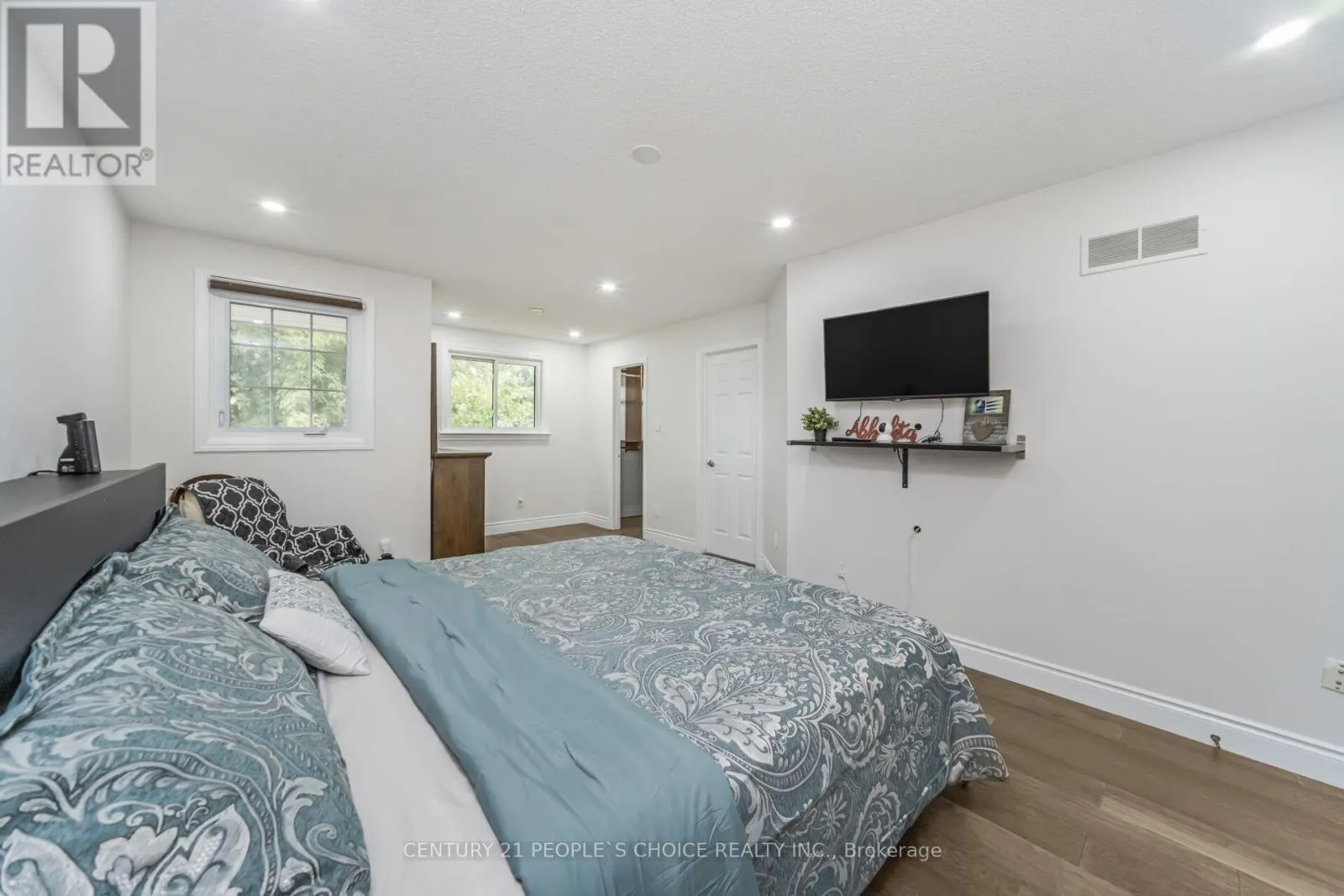 10 HILLGARDEN DRIVE