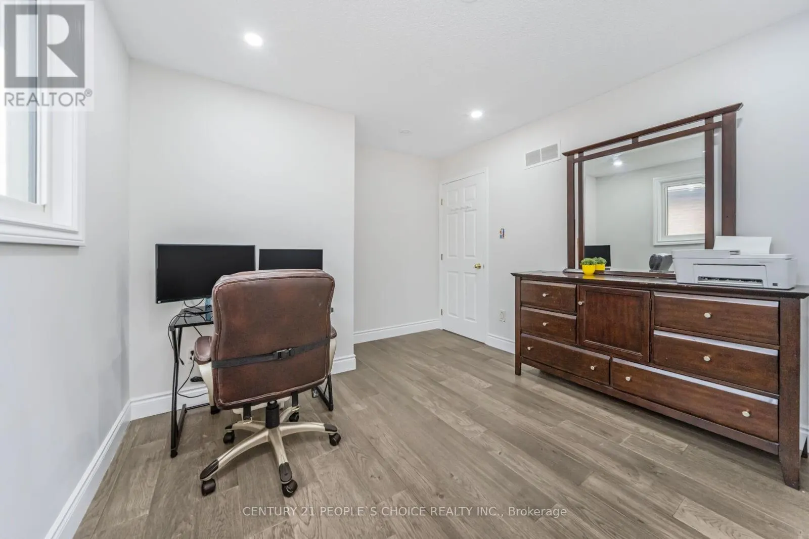 10 HILLGARDEN DRIVE