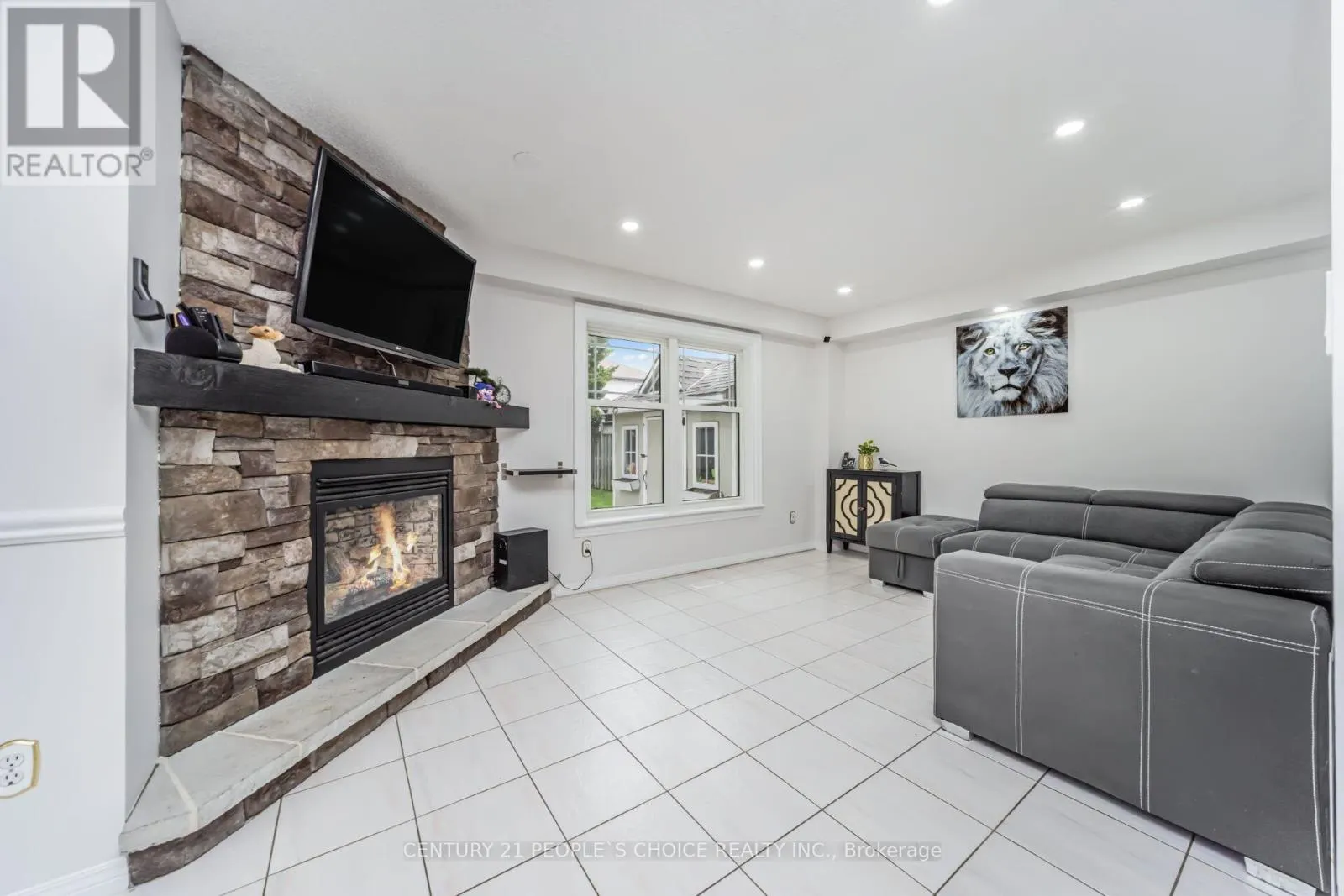 10 HILLGARDEN DRIVE