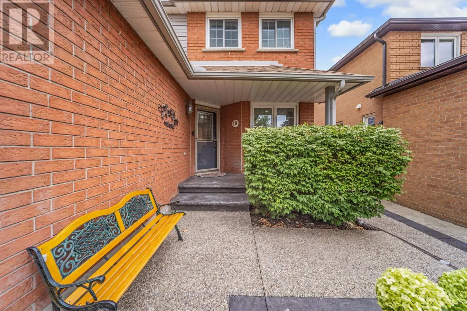 10 HILLGARDEN DRIVE