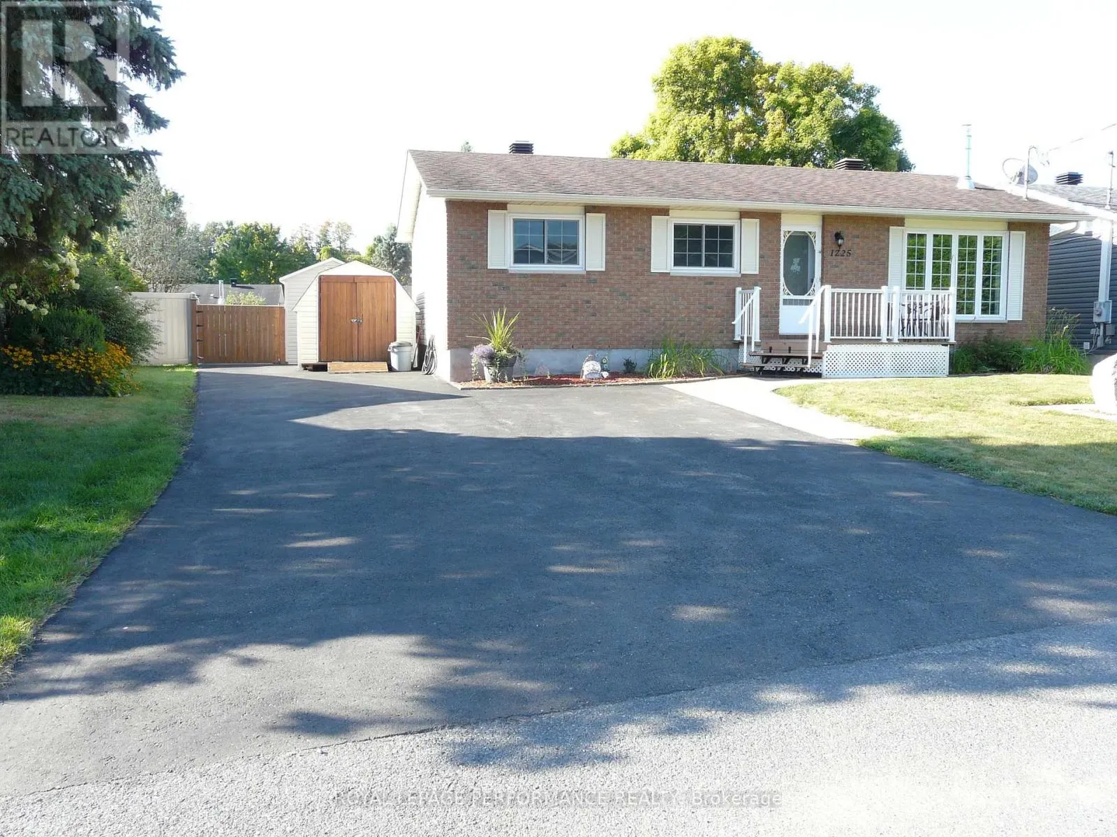1225 CAMPEAU CRESCENT