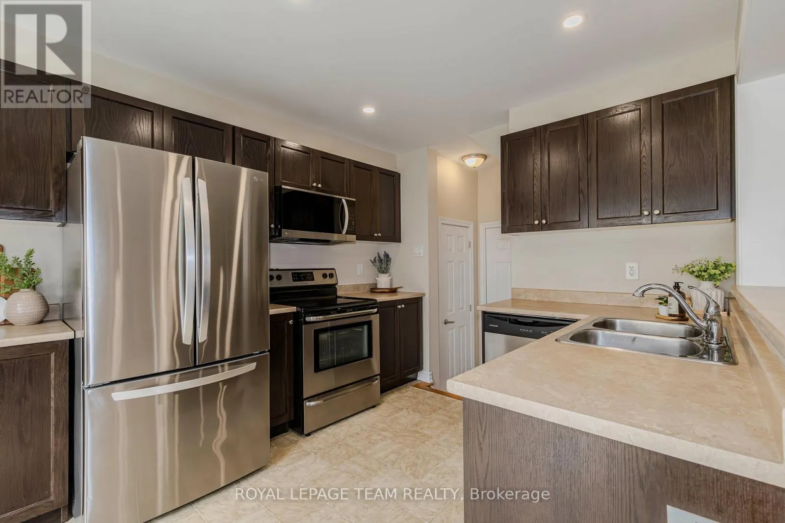 466 MEADOWHAWK CRESCENT