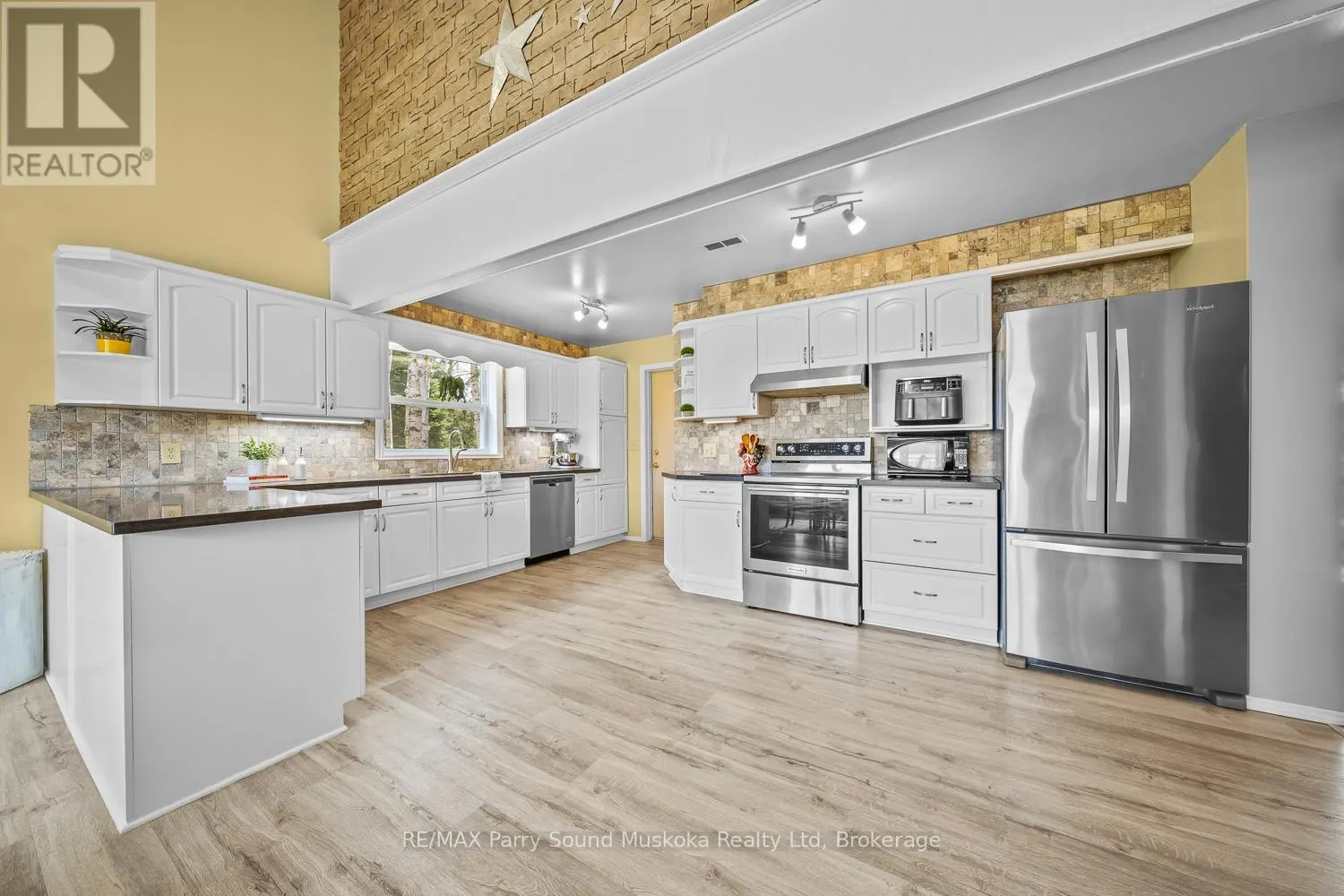 258 LAKESIDE TRAIL