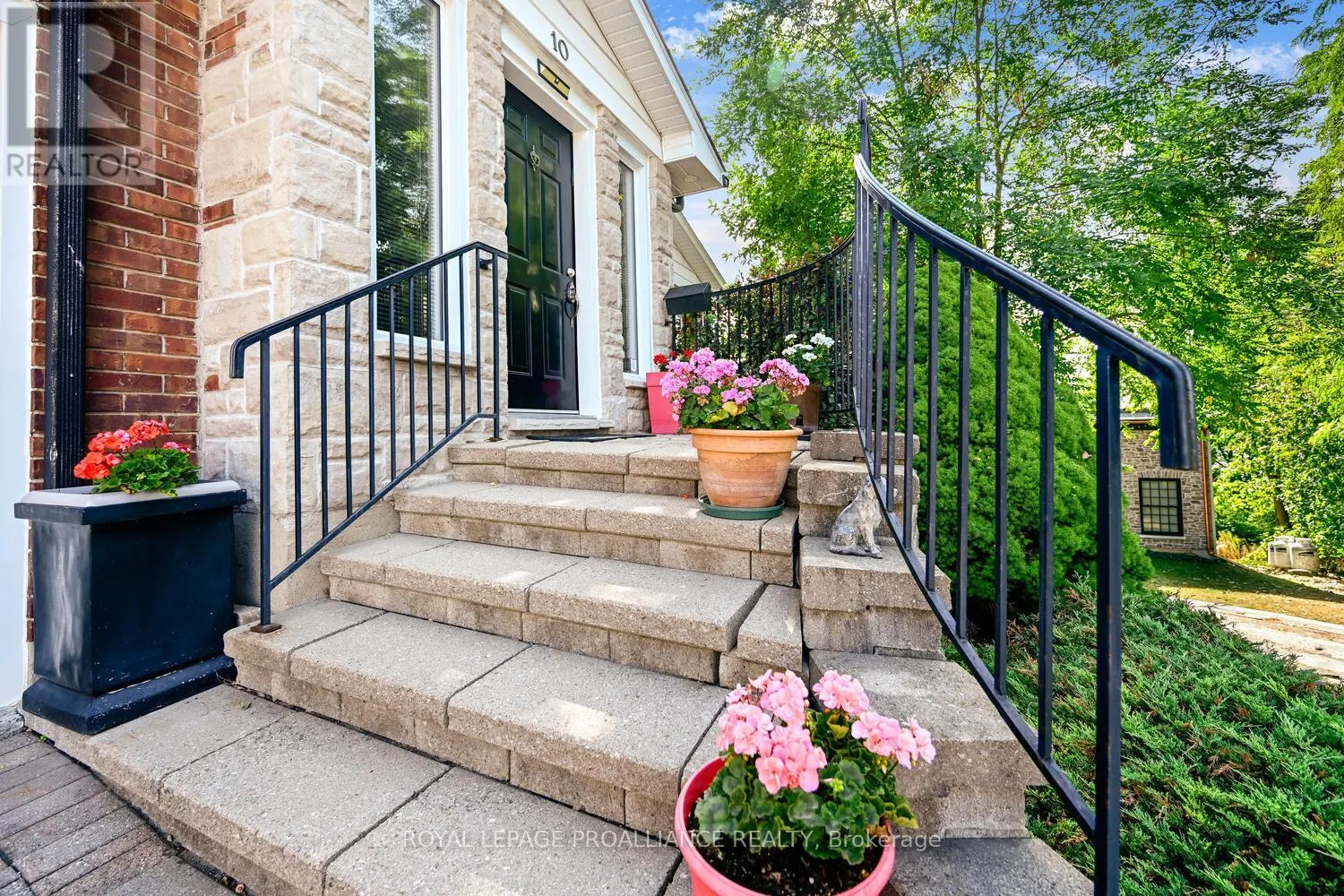 10 CLIFFSIDE CRESCENT