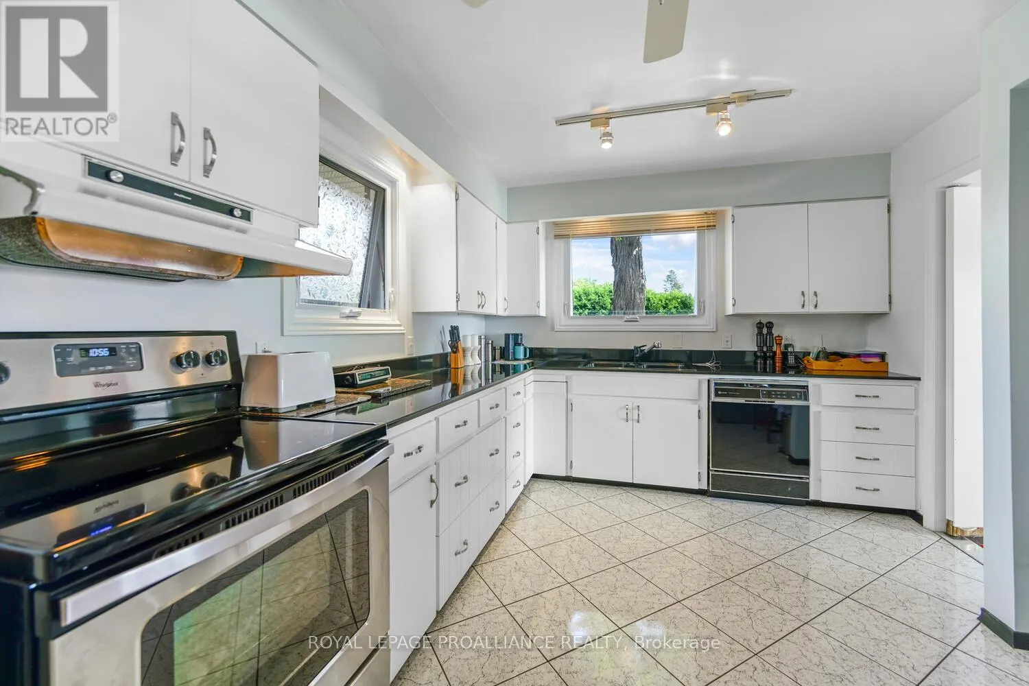 10 CLIFFSIDE CRESCENT