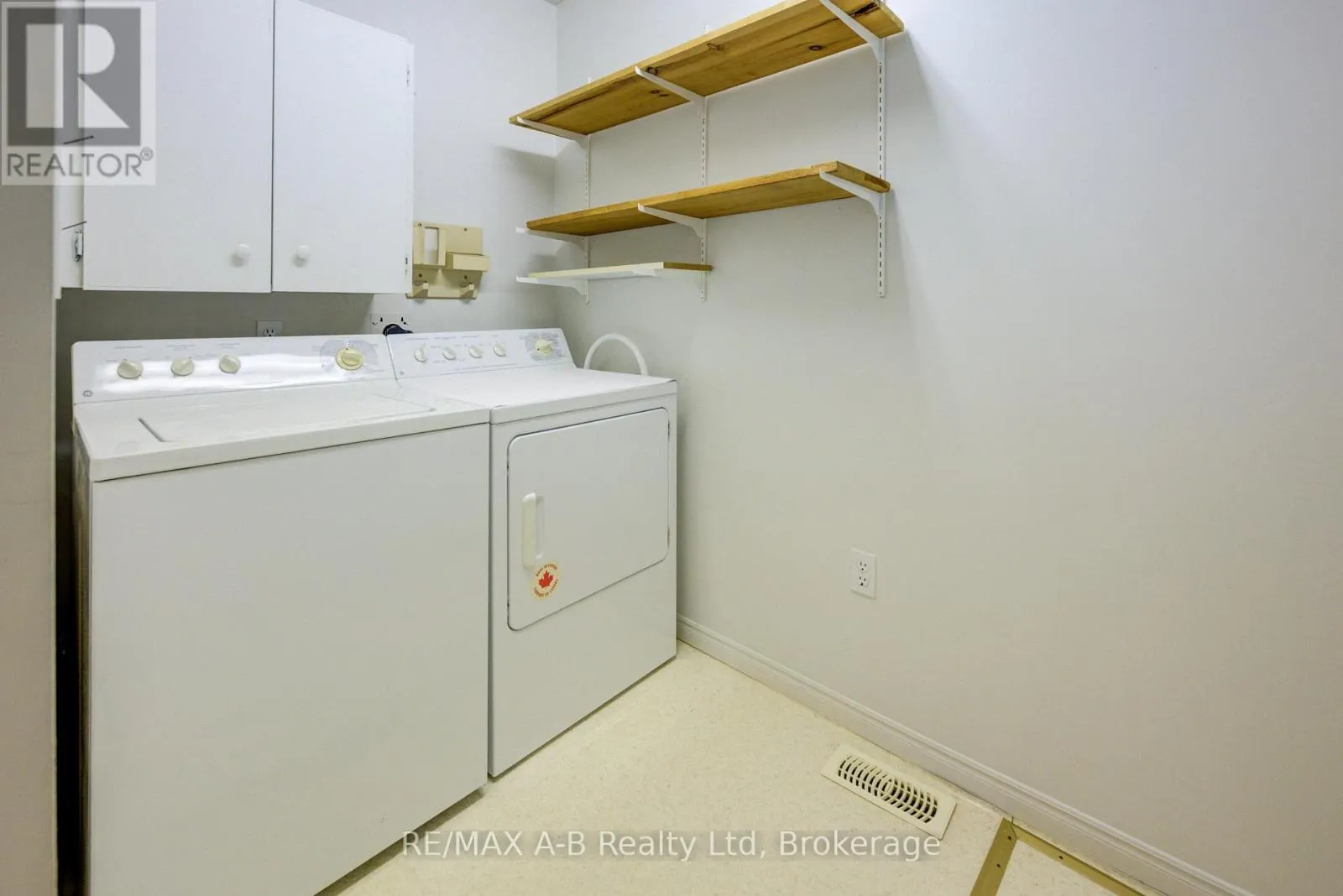 29 - 300 JOHN STREET S, #29