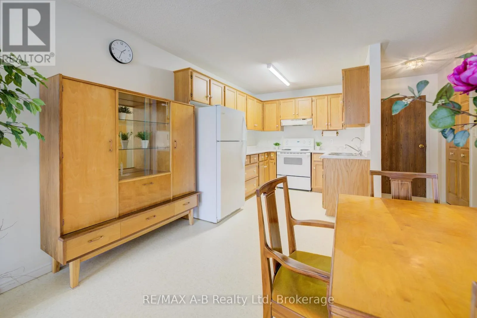 29 - 300 JOHN STREET S, #29