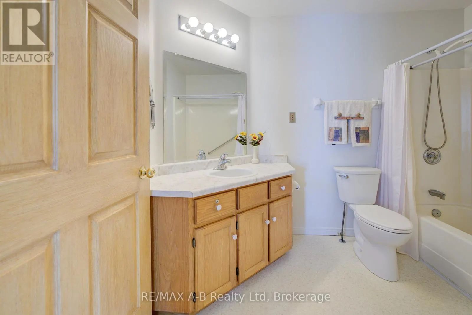 29 - 300 JOHN STREET S, #29