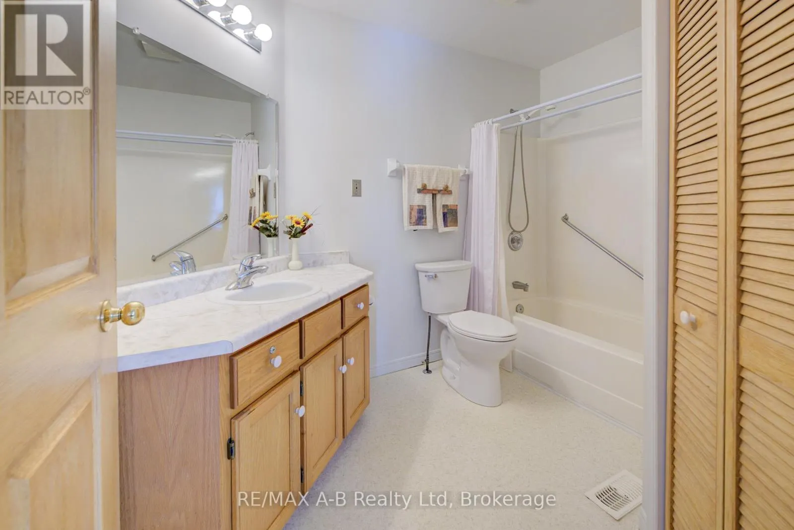 29 - 300 JOHN STREET S, #29