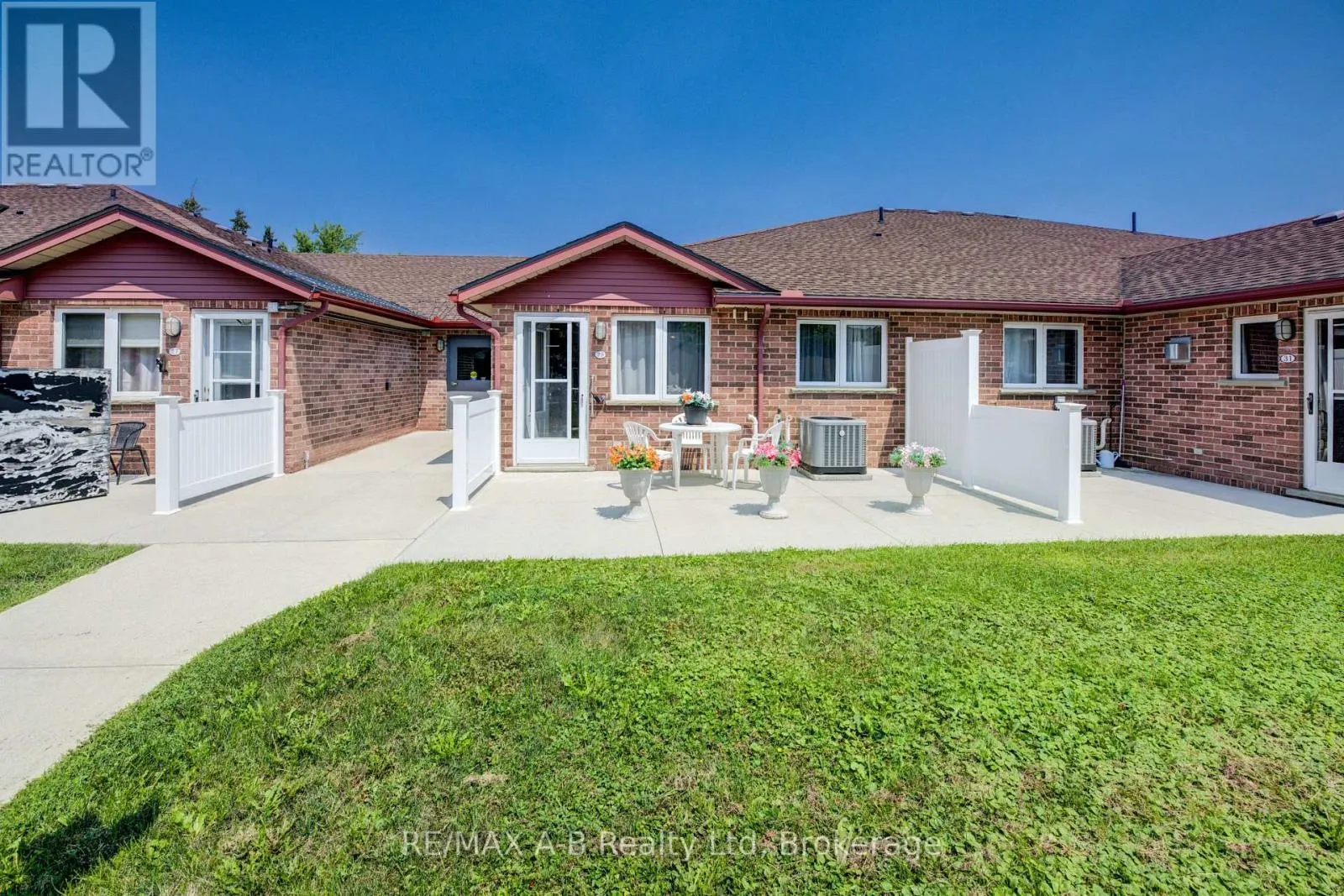 29 - 300 JOHN STREET S, #29