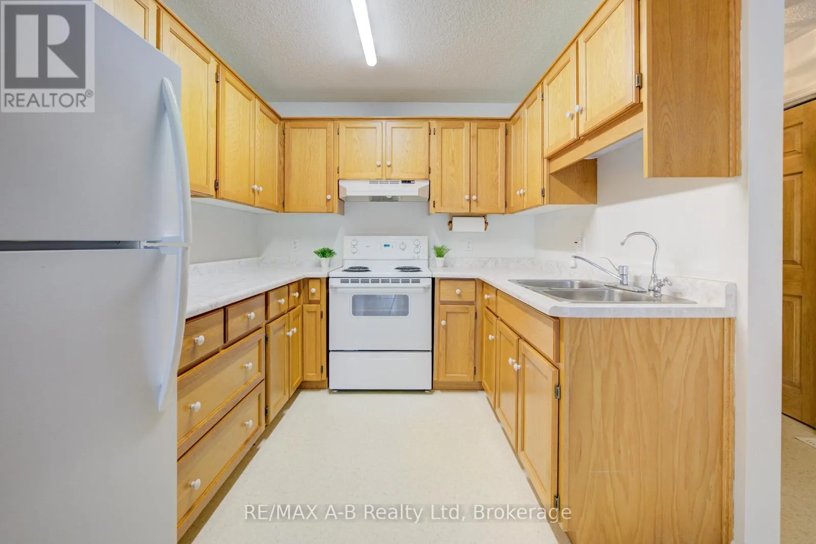 29 - 300 JOHN STREET S, #29