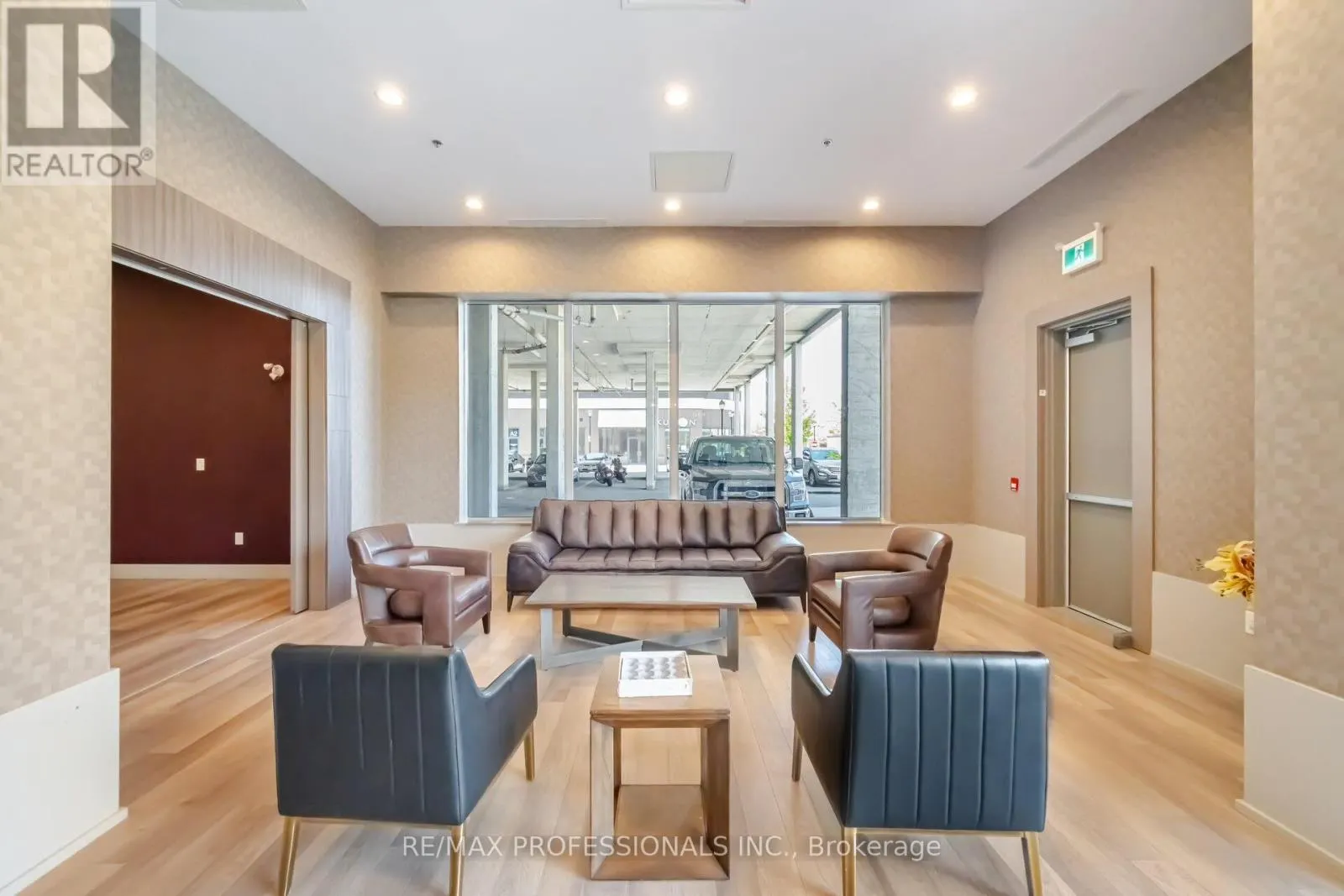 PH1504 - 550 NORTH SERVICE ROAD